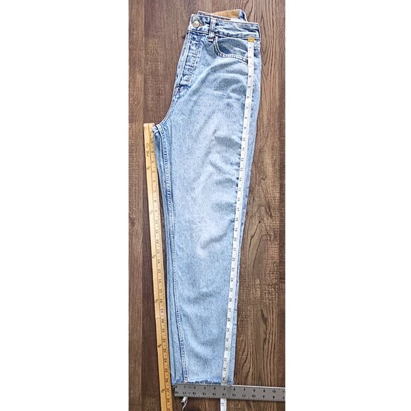 Divided H&M High Rise Button Fly Frayed Ankle Cropped Mom Jeans 2 Light Wash - Picture 5 of 9